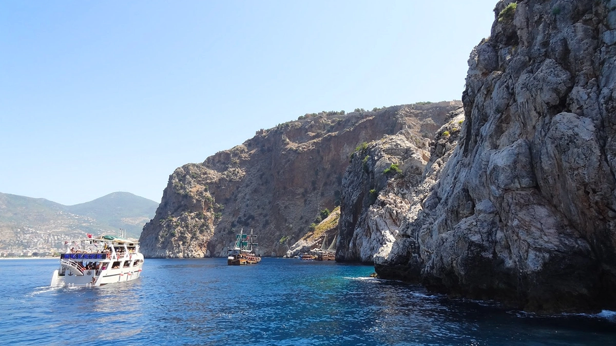 Gruppe genießt Bootstour an der Alanya Küste mit Höhlen