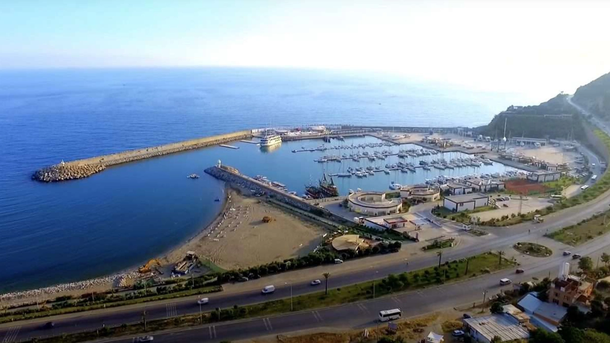 Yacht Marina in Alanya mit türkisfarbenem Mittelmeer