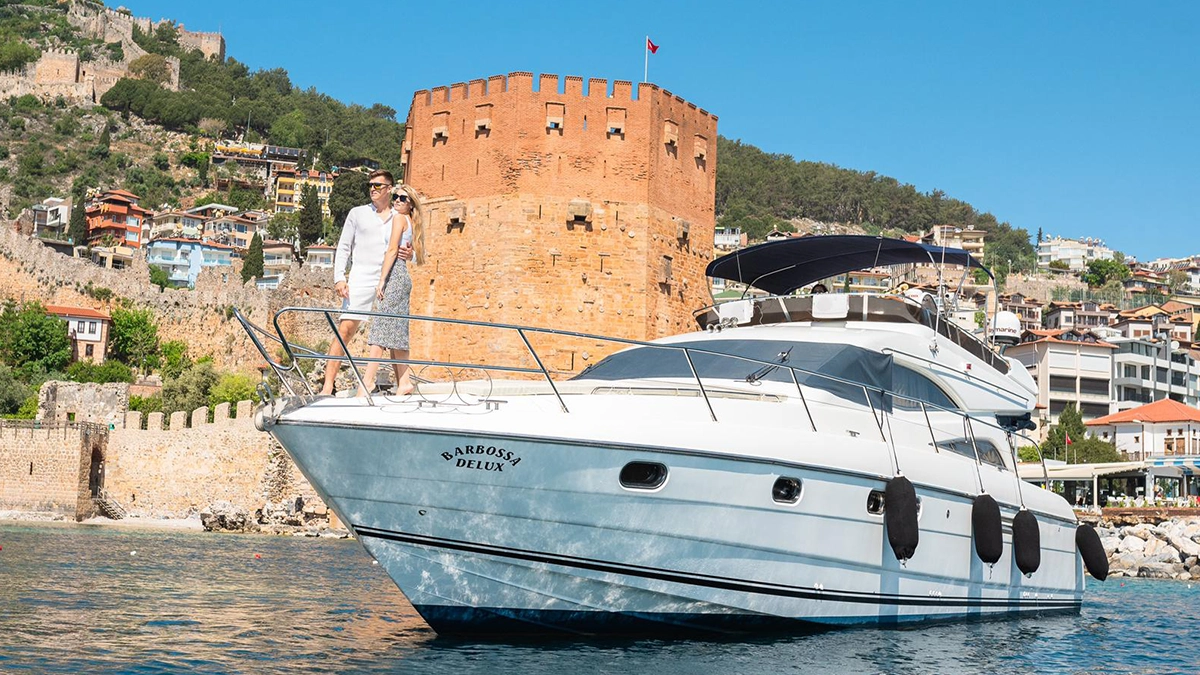 Luxuriöse Yacht vor Alanya Burg und Rotem Turm